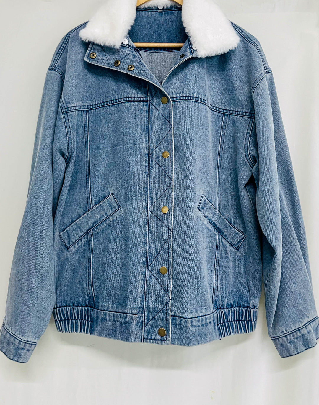 Damen-Denimjacke mit Fleecekragen und modernem Schnitt