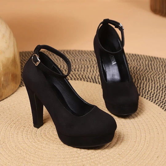 Stilvolle und attraktive Schuhe mit hohen Absätzen
