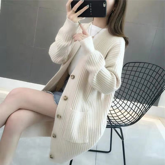 Damen Grobstrick Cardigan mit tiefem V-Ausschnitt und eleganten Knopfdetails Heidi-Mode