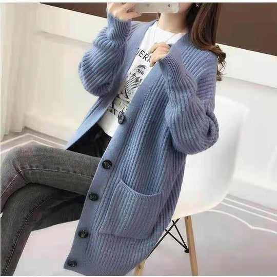 Damen Grobstrick Cardigan mit tiefem V-Ausschnitt und eleganten Knopfdetails Heidi-Mode