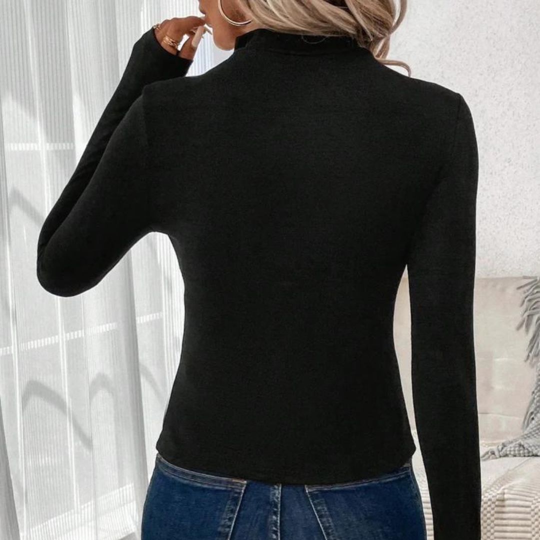 Eleganter Rollkragenpullover mit asymmetrischem Reißverschluss