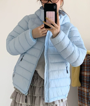 Damen ultraleichte Pufferjacke mit abnehmbarer Kapuze und elastischem Saum Heidi-Mode