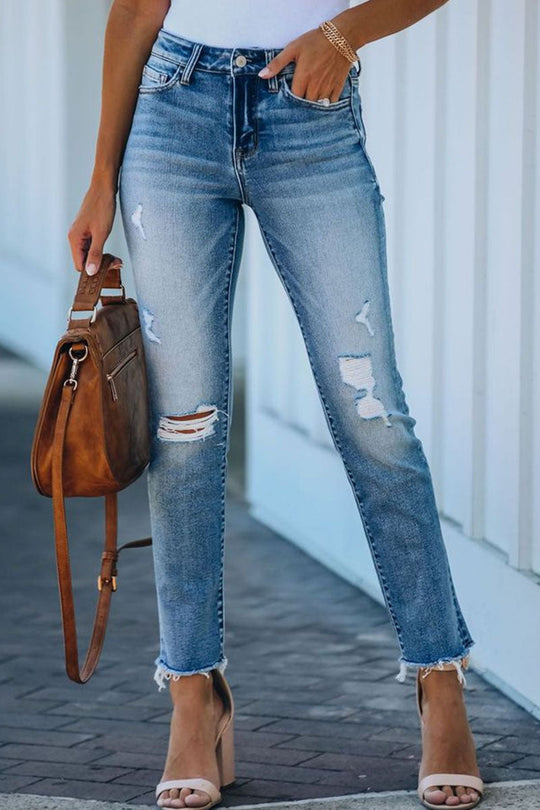 Eng anliegende Skinny-Jeans mit detaillierten Rissen und einem unvollendeten Saum