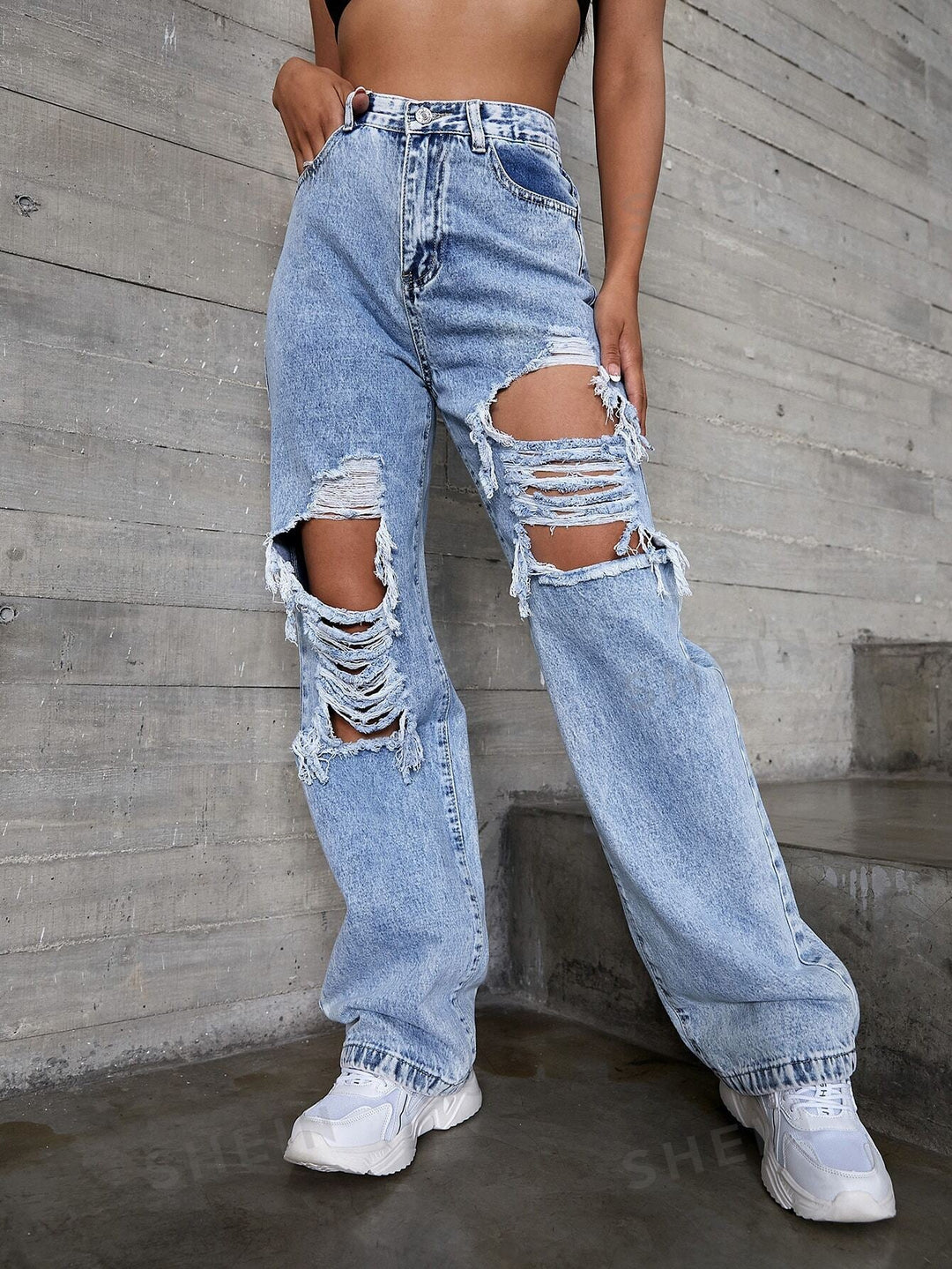 Jeans mit großen Rissen im Baggy-Stil