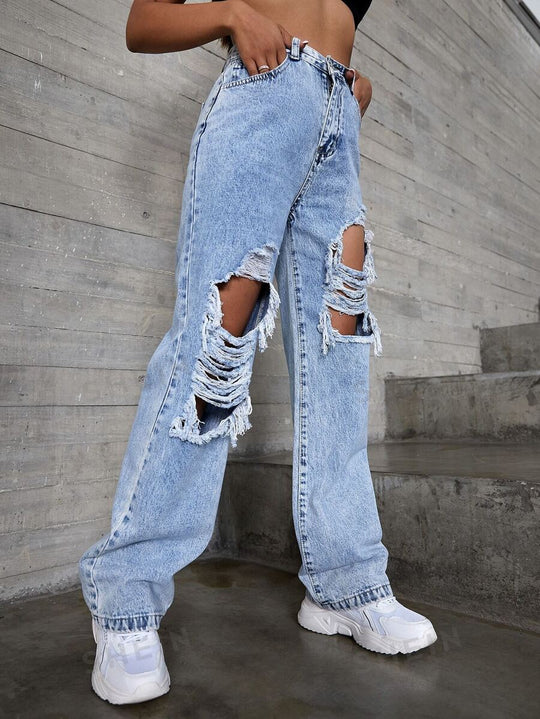 Jeans mit großen Rissen im Baggy-Stil