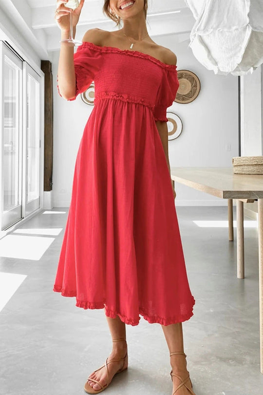 gefaltetes Off-Shoulder-Kleid mit Rüschen, Länge bis unter das Knie