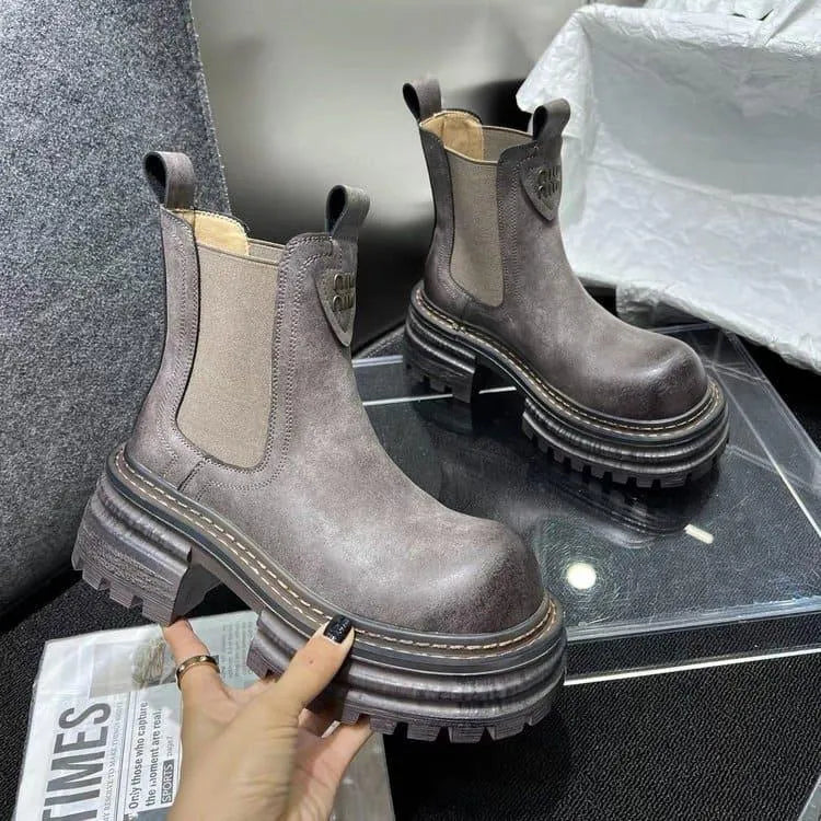 Heidi-Mode | Retro-British style boots with chunky heel