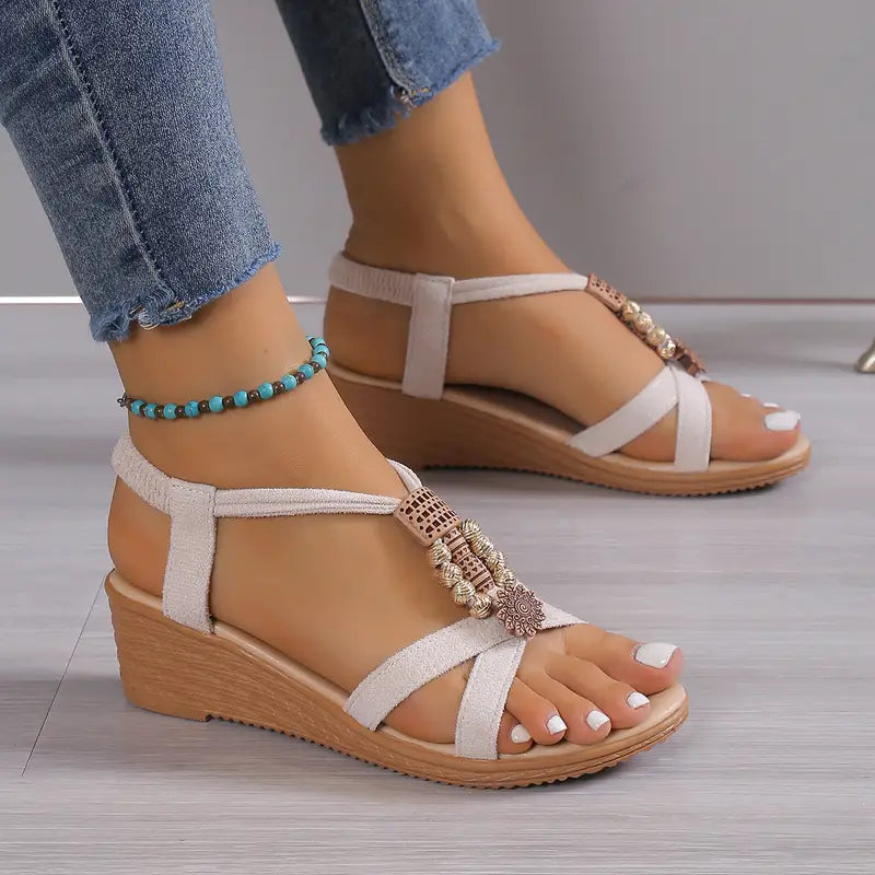 Heidi-Mode | Sommer Sandalen mit Keilabsatz und Perlen Boho Stil