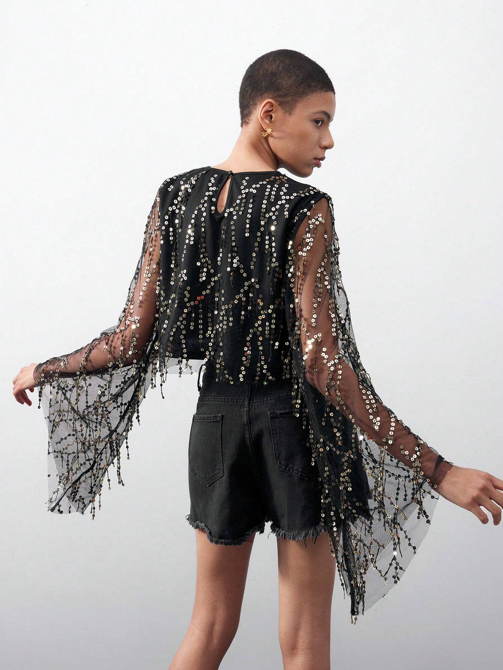 Heidi-Mode | Figurbetonendes Pailletten-Top mit Mesh und Ausgestellten Ärmeln