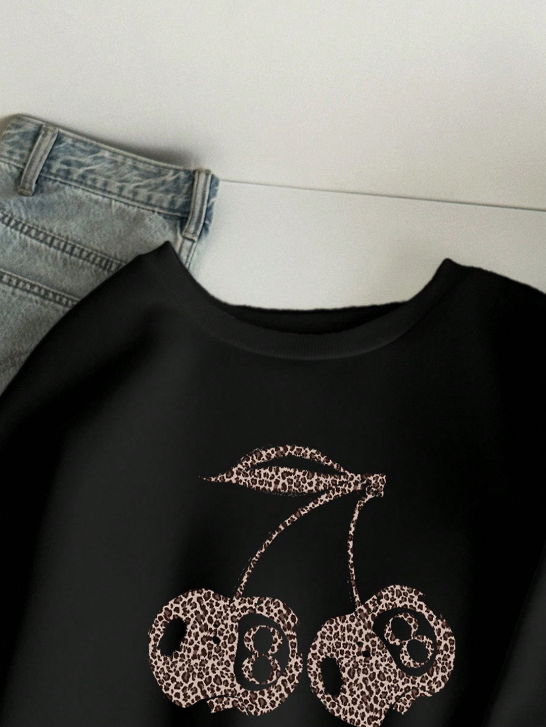 Heidi Mode | Lässiges Leopard & Cherry Grafik Sweatshirt in Schwarz