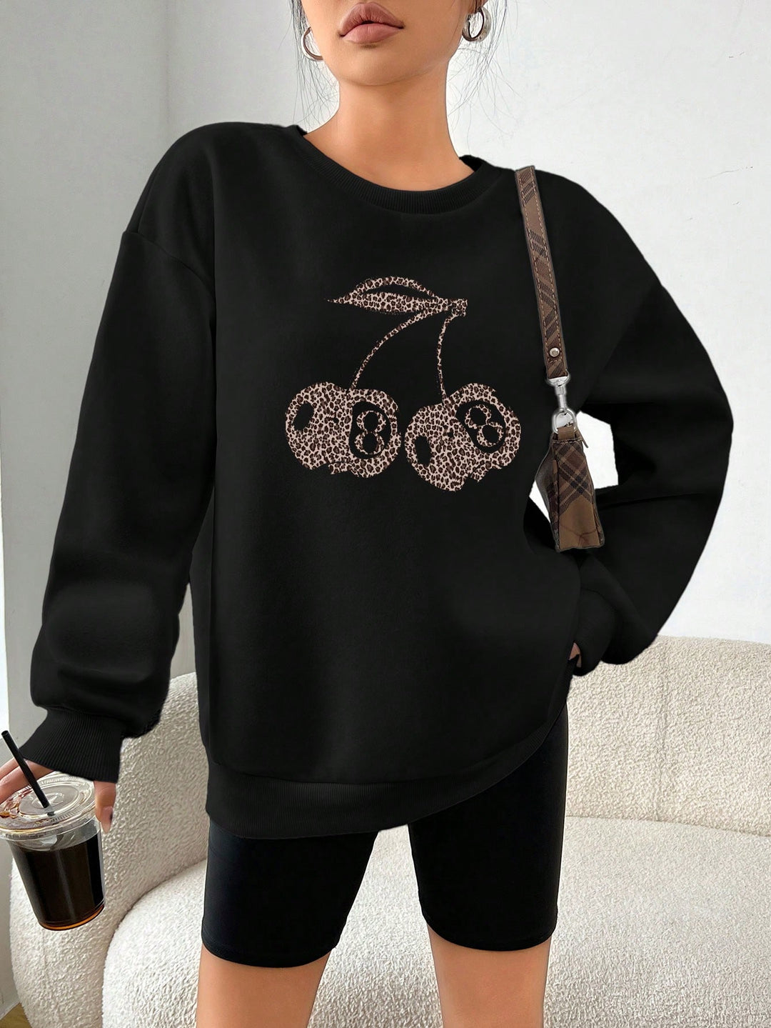 Heidi Mode | Lässiges Leopard & Cherry Grafik Sweatshirt in Schwarz