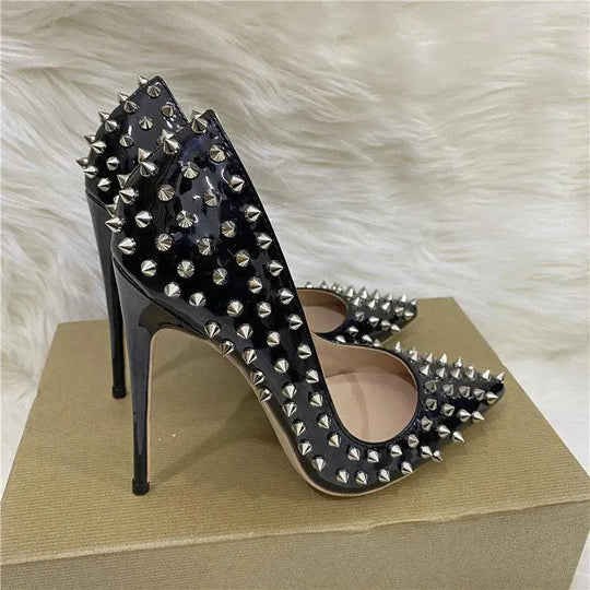 Heidi-Mode | Décolleté mit Nieten und Stiletto-Absatz