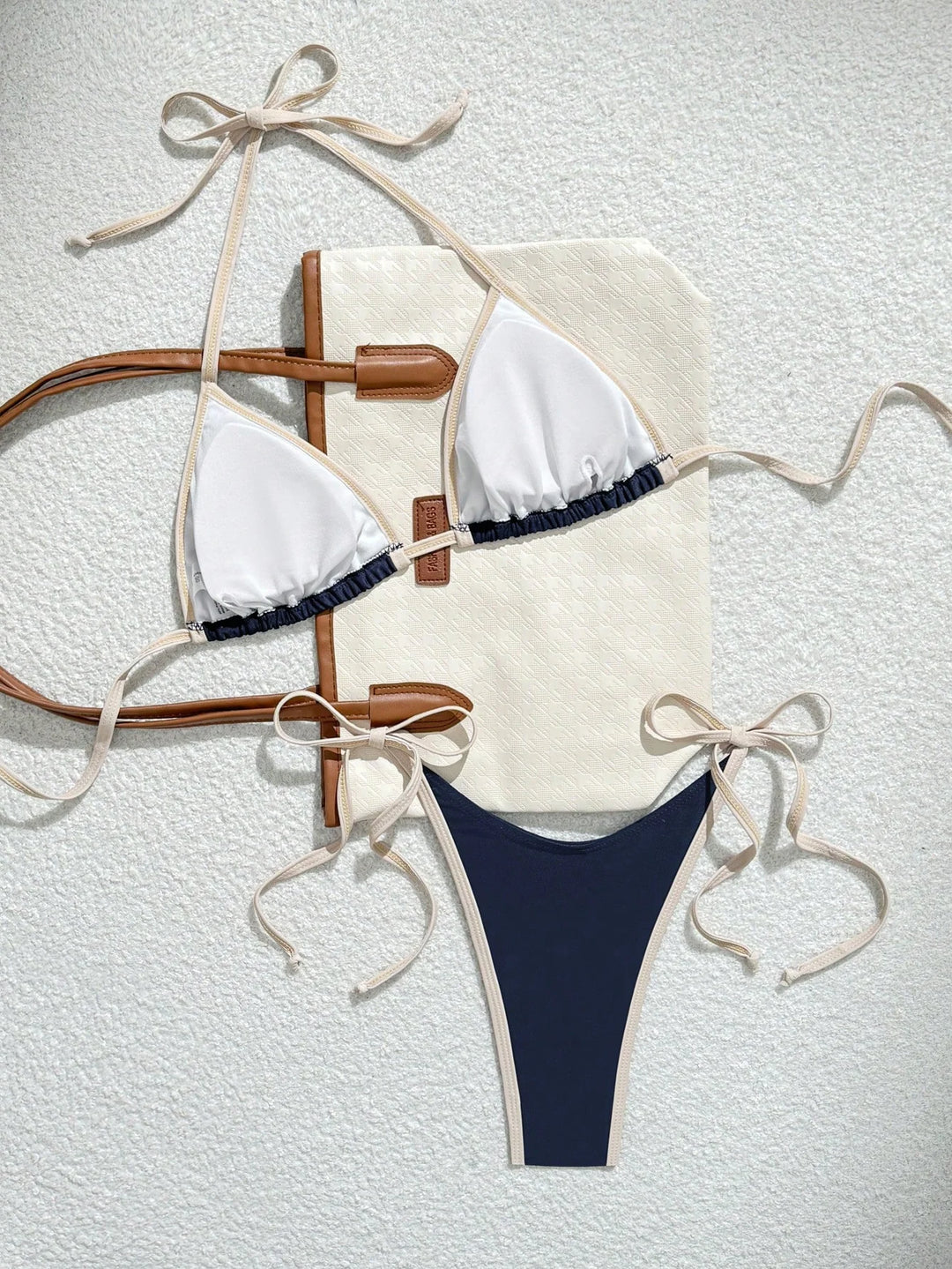 Heidi-Mode | Triangel-Bikini In Marineblau mit Kontrastband Minimalistisches 2-Teiliges Set Zum Schnüren