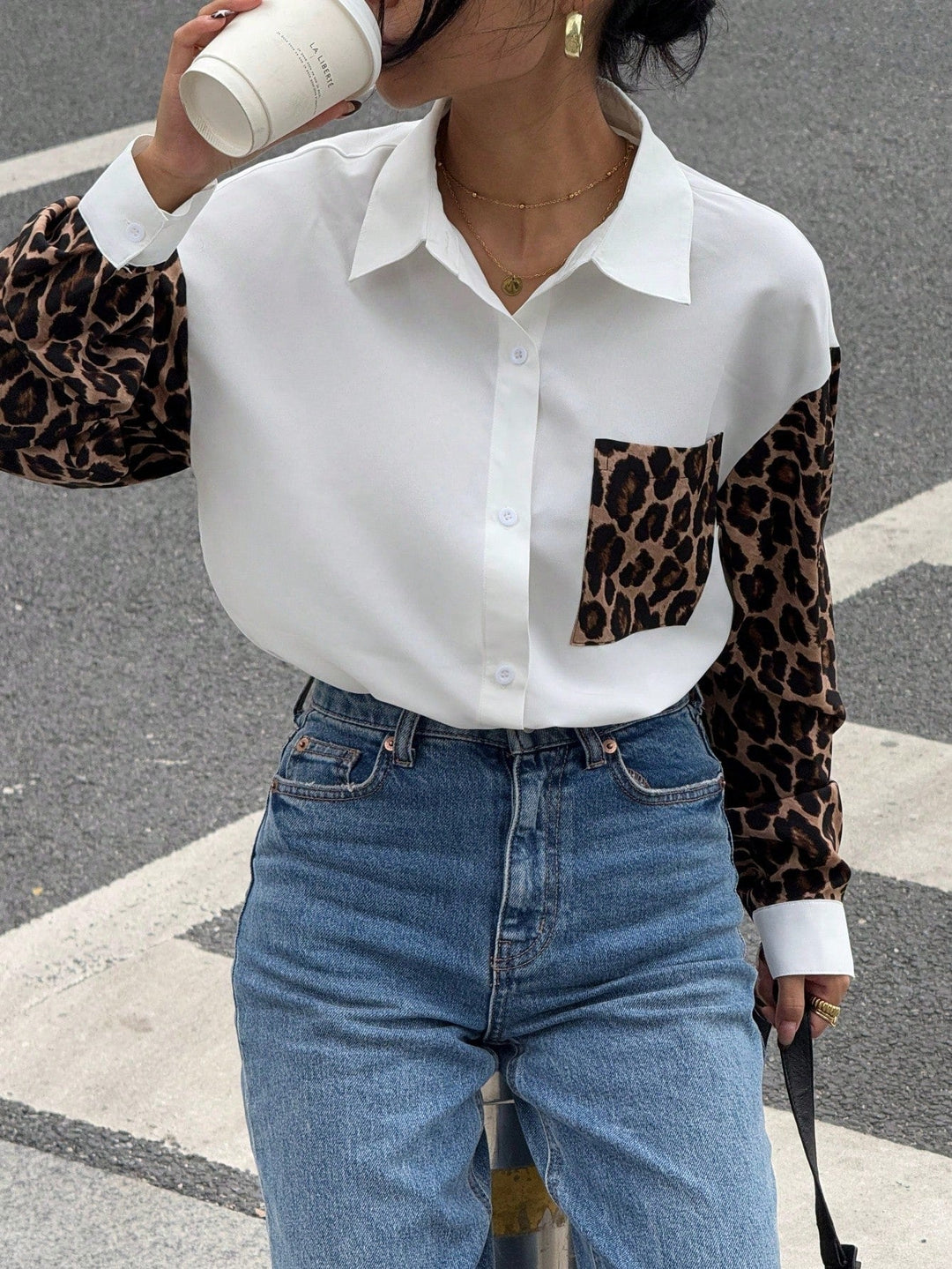 Heidi-Mode | Damenbluse mit Leo-Details Auffällig, Locker & Streetstyle Bereit