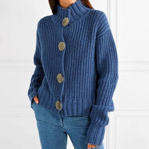 Pullover in Blau mit einem hohen Rollkragen