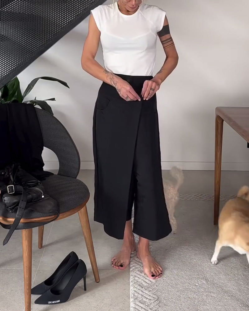 Heidi-Mode | Hochtaillierte Schwarze Hosen mit Querliegender Knopfverschluss