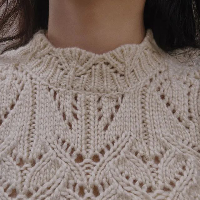 Zopfmuster-Pullover mit hohem Kragen