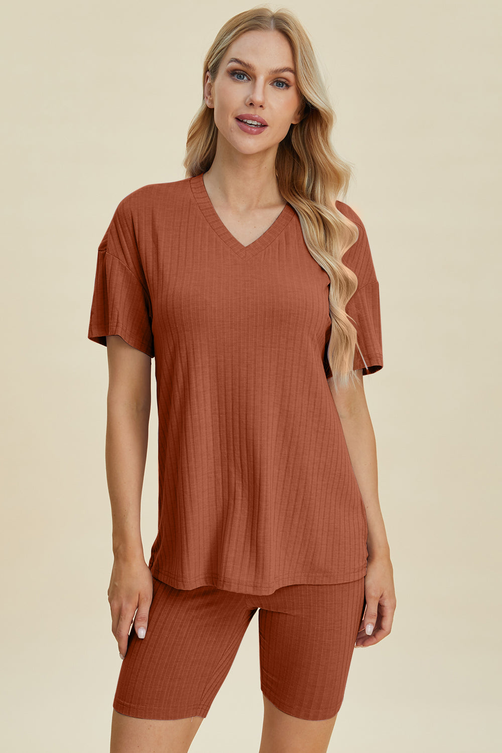 Heidi-Mode | Basic Bae Vollgröße Geripptes V-Ausschnitt Kurzarm Oberteil und Shorts Set