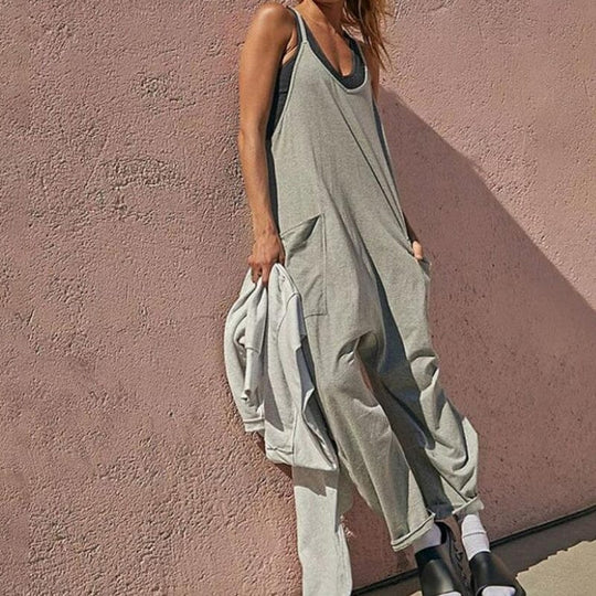 Der perfekte und minimalistische Jumpsuit mit Taschen und V-Ausschnitt