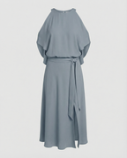 Elegantes Kleid mit modischen Schulterausschnitten.