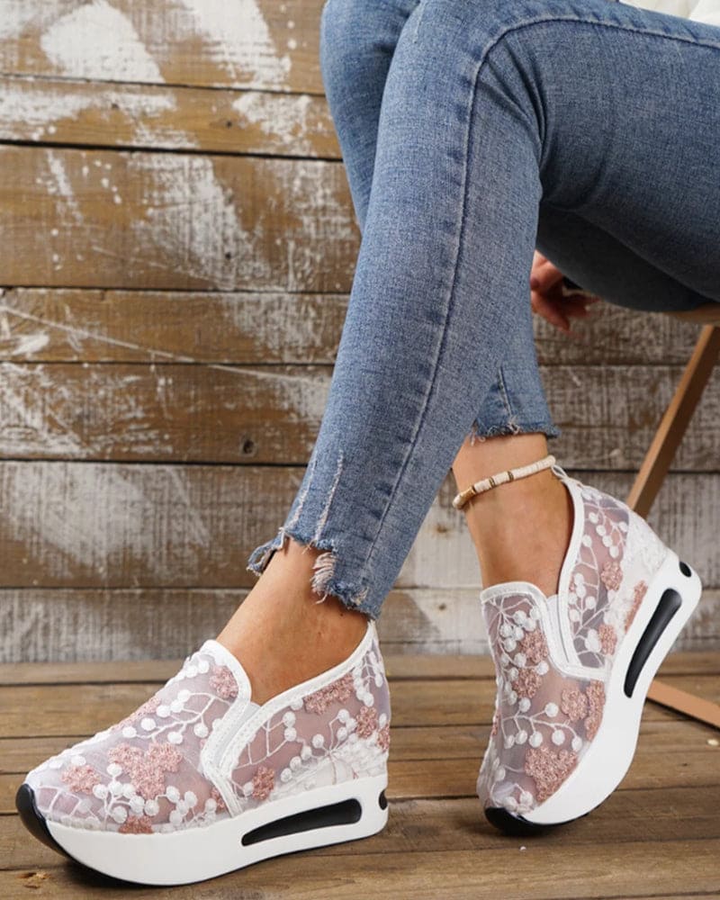 Heidi-Mode | Atmungsaktive Sneakers mit Bestickten Blumen