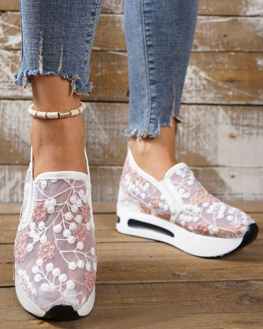 Heidi-Mode | Atmungsaktive Sneakers mit Bestickten Blumen