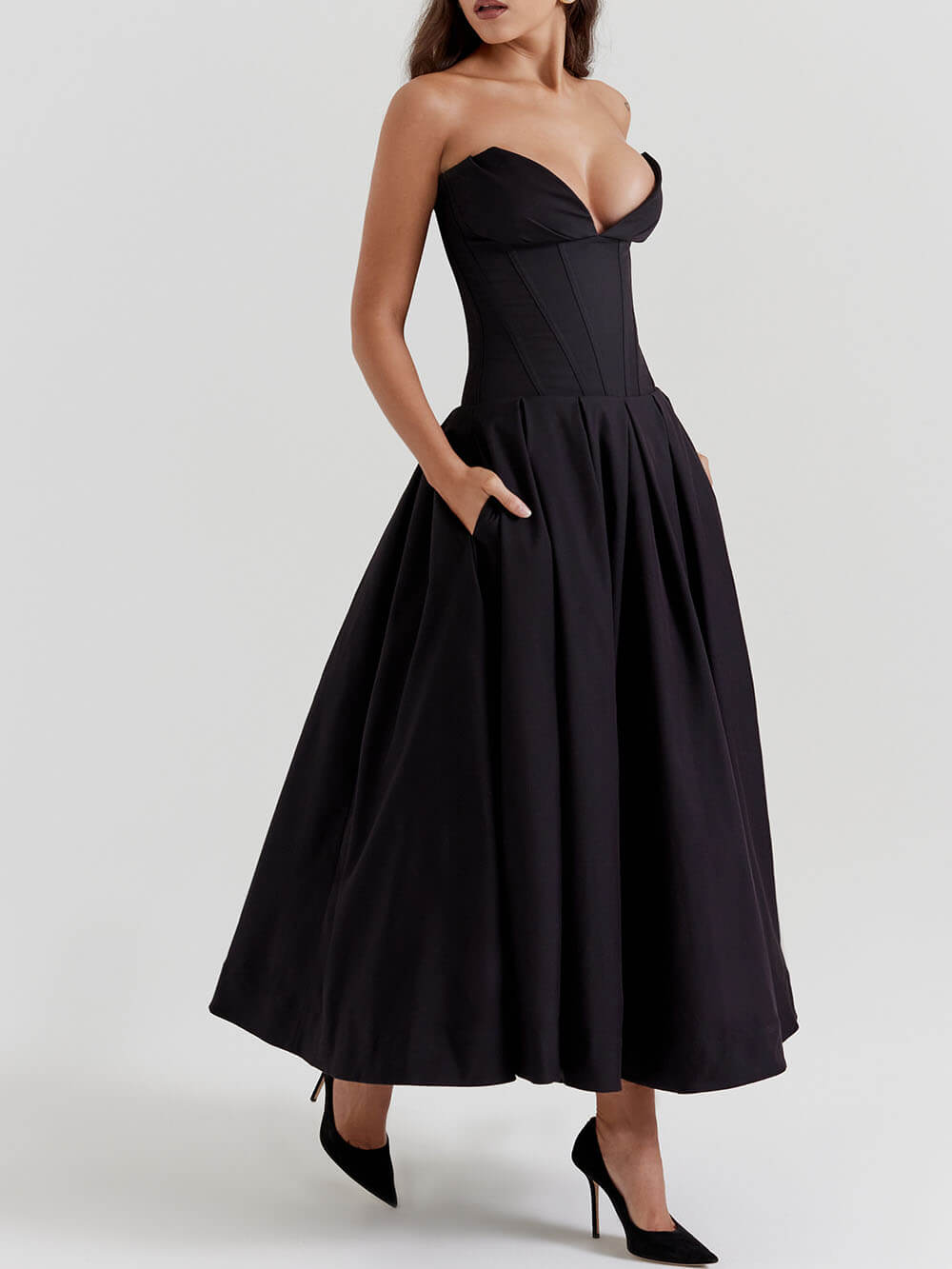 Elegantes schwarzes trägerloses Midi-Kleid