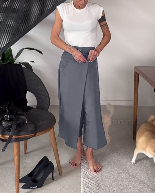 Heidi-Mode | Hochtaillierte Schwarze Hosen mit Querliegender Knopfverschluss