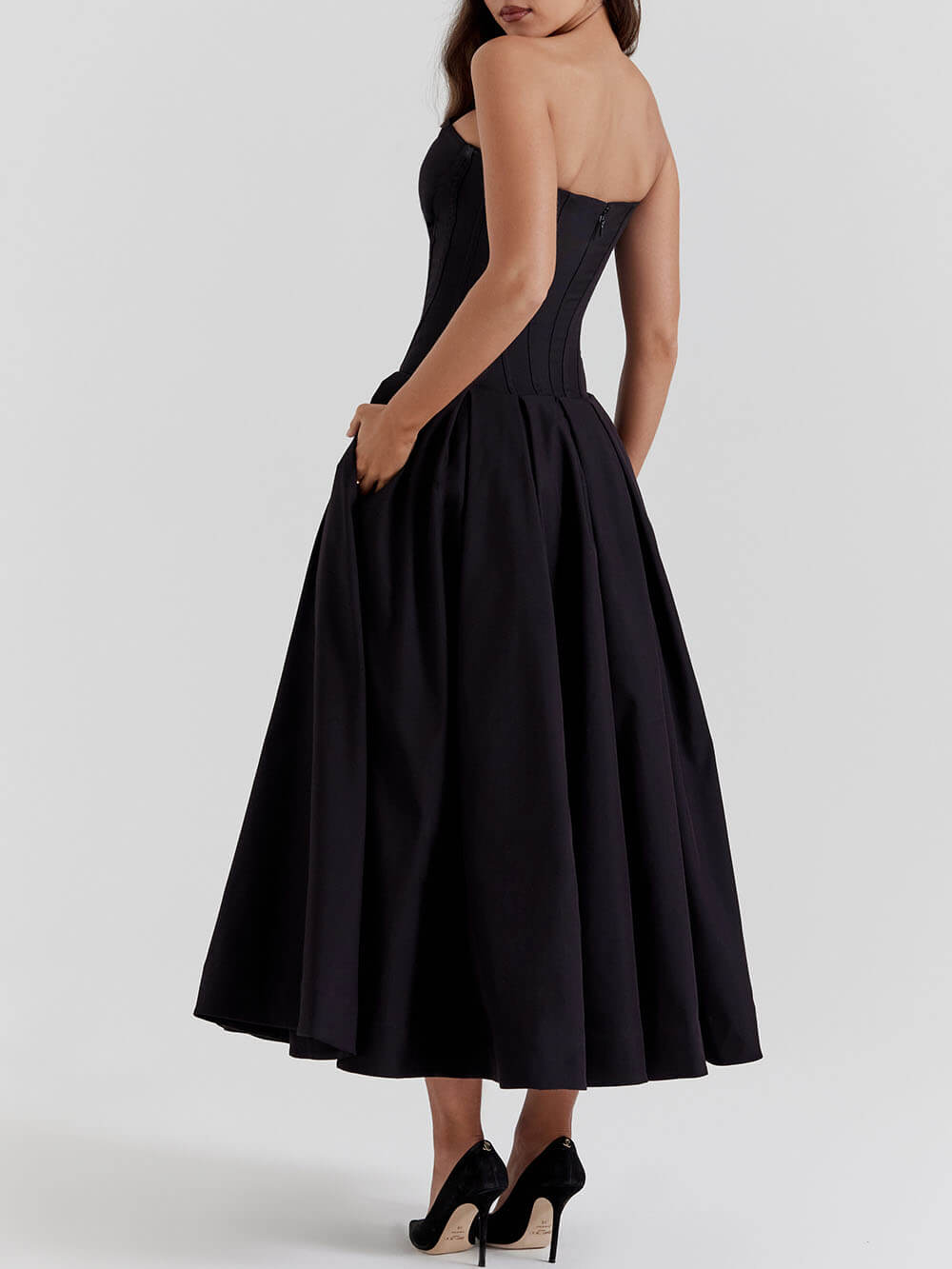 Elegantes schwarzes trägerloses Midi-Kleid