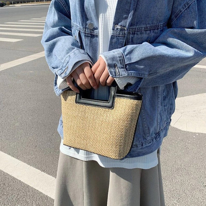clutch met textuur en opvallend handvat