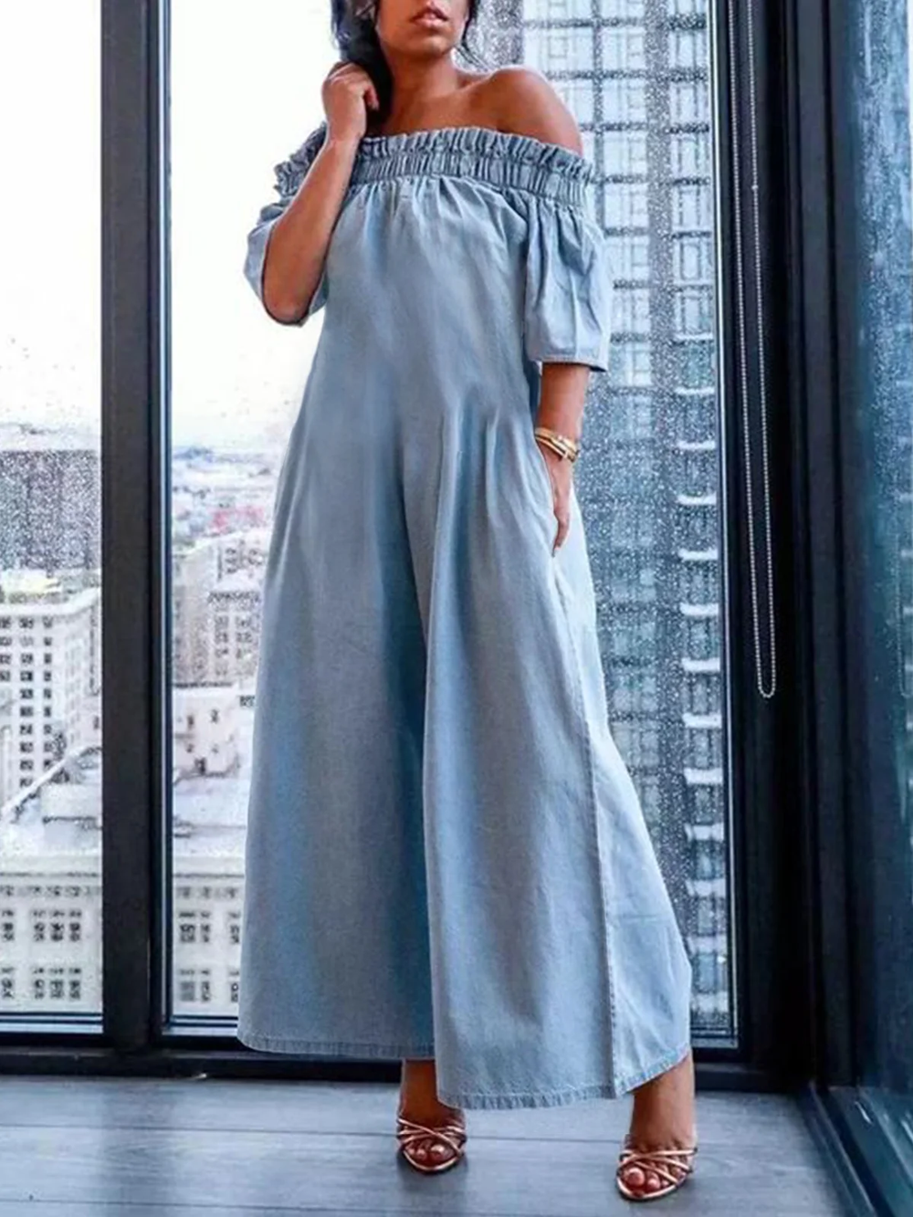 Lässiger, lockerer Denim-Jumpsuit mit nackten Schultern