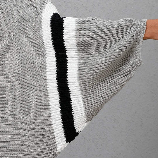 Übergroßer Strickponcho mit Streifenakzent