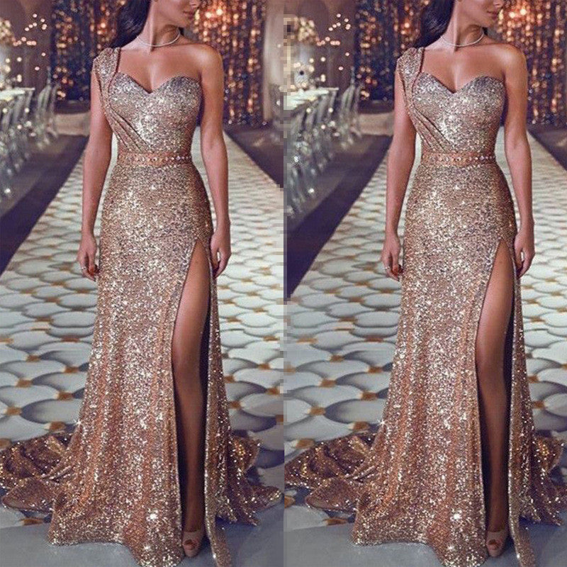 ärmloses braunes Kleid mit Schlitz langer Rock
