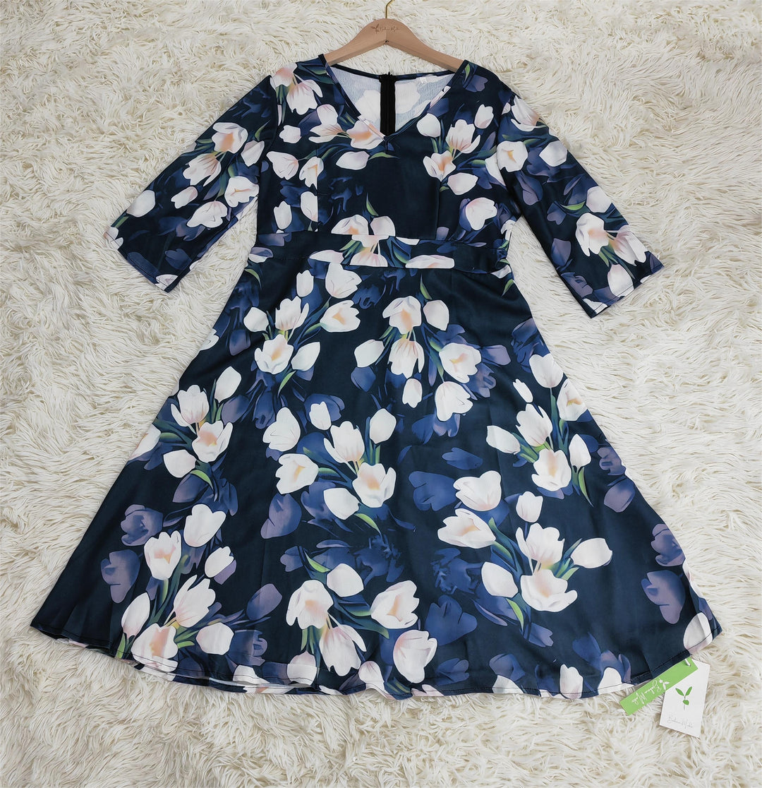 Weißes Tulpenschichtenkleid mit kurzen blauen Ärmeln