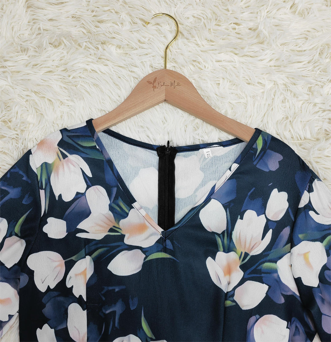 Weißes Tulpenschichtenkleid mit kurzen blauen Ärmeln