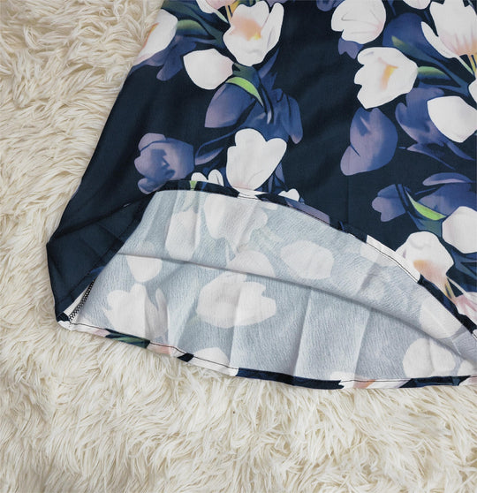 Weißes Tulpenschichtenkleid mit kurzen blauen Ärmeln