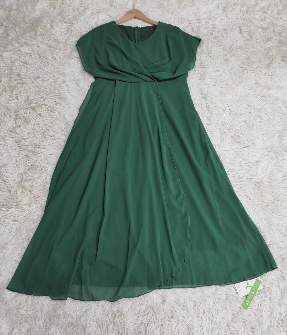 Grünes Midikleid mit plissiertem Frontschlitz und Juwelen