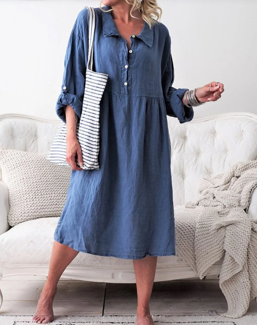Basic-Kleid aus geknöpftem Stoff mit Hemdkragen mit langen Ärmeln