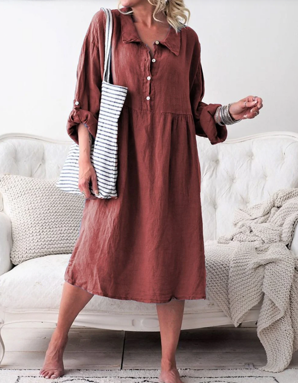 Basic-Kleid aus geknöpftem Stoff mit Hemdkragen mit langen Ärmeln