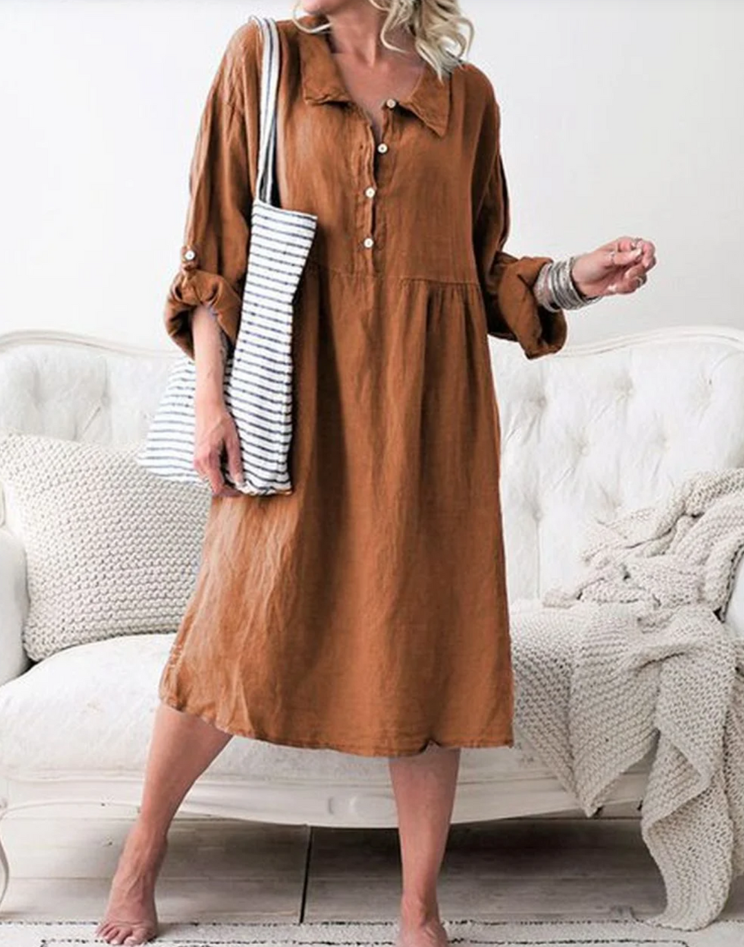 Basic-Kleid aus geknöpftem Stoff mit Hemdkragen mit langen Ärmeln