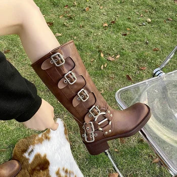 Heidi-Mode | Retro braune Stiefel mit Gürtelschnalle