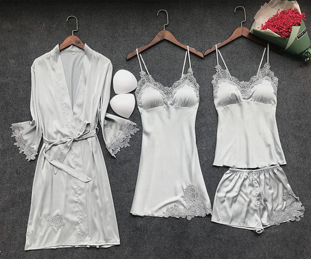Damen Nachtwäsche Set mit verführerischem Spitzenkragen und satinierter Oberfläche Heidi-Mode