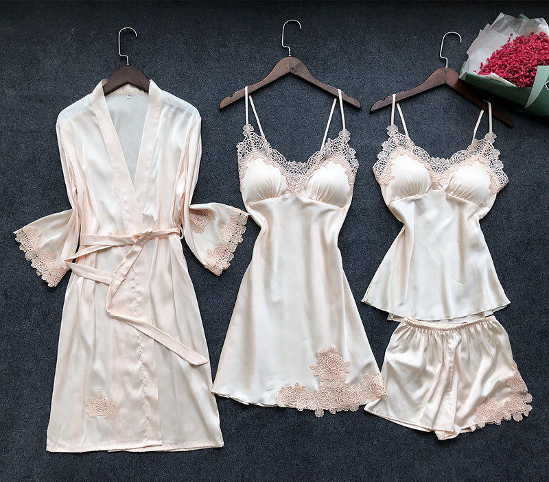 Damen Nachtwäsche Set mit verführerischem Spitzenkragen und satinierter Oberfläche Heidi-Mode