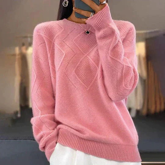 Schöner rosa einfarbiger Pullover