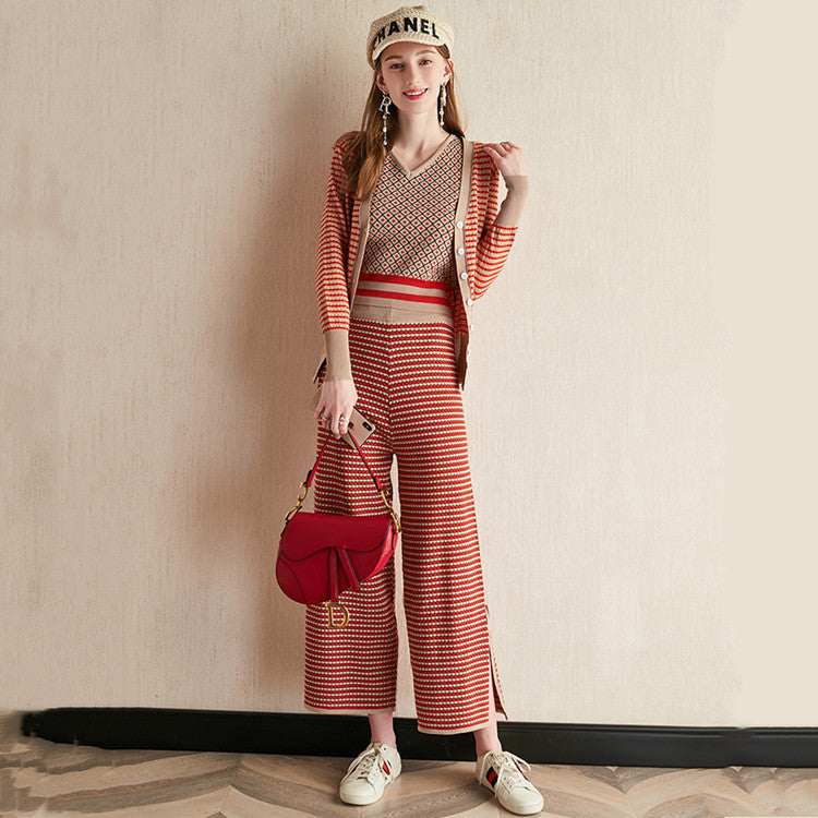 Damen modernes Strickensemble mit tiefem V-Ausschnitt und dekorativen Knöpfen Heidi-Mode