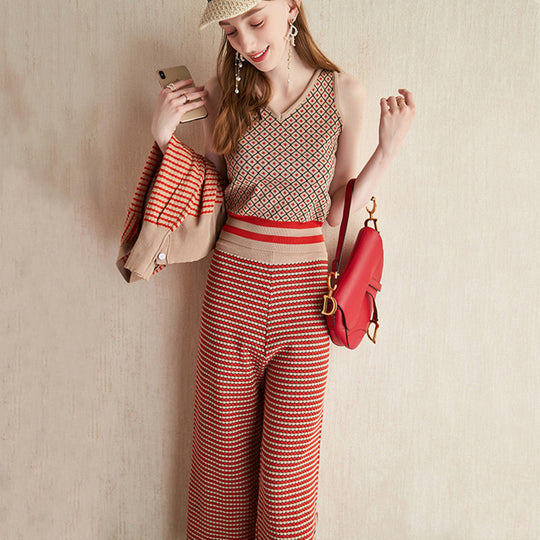 Damen modernes Strickensemble mit tiefem V-Ausschnitt und dekorativen Knöpfen Heidi-Mode