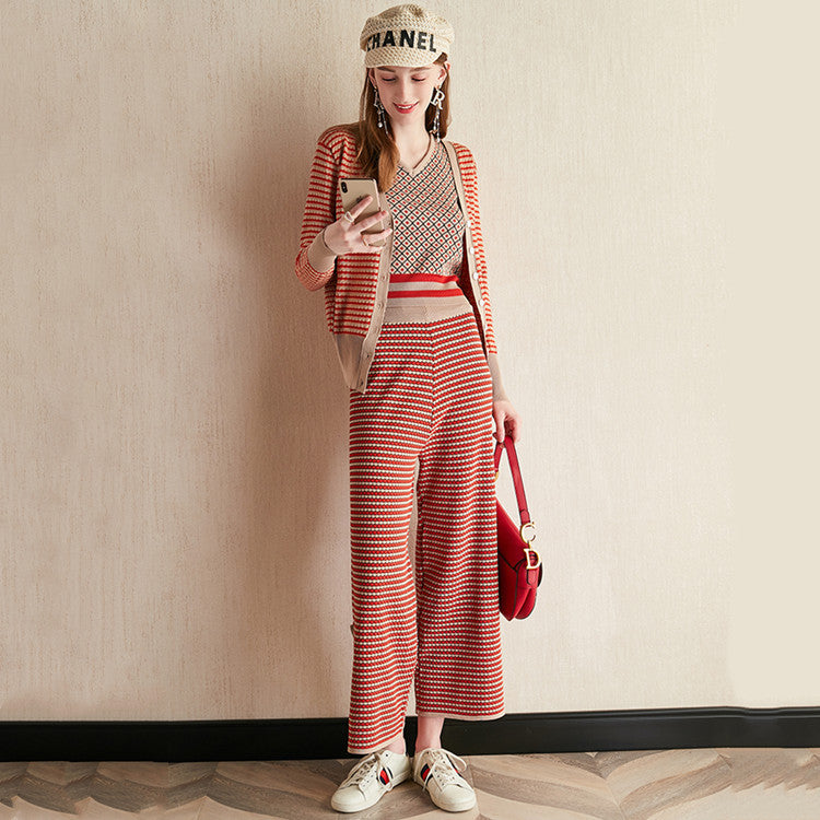 Damen modernes Strickensemble mit tiefem V-Ausschnitt und dekorativen Knöpfen Heidi-Mode