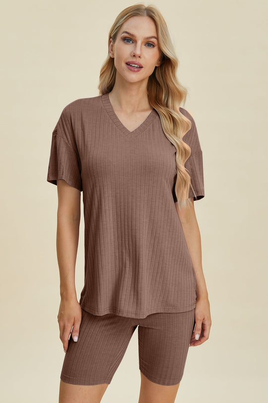 Heidi-Mode | Basic Bae Vollgröße Geripptes V-Ausschnitt Kurzarm Oberteil und Shorts Set