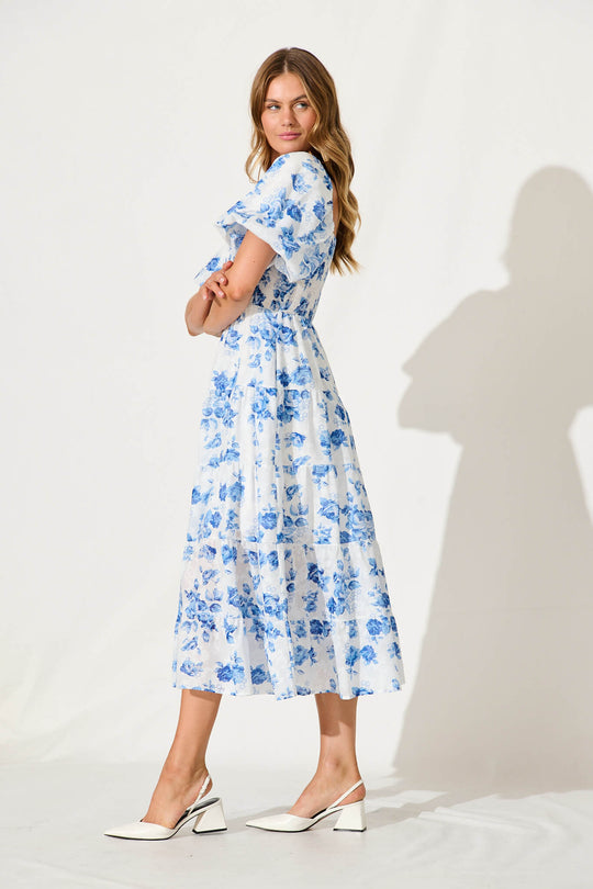 Trendige blaue blumige Midi-Kleid