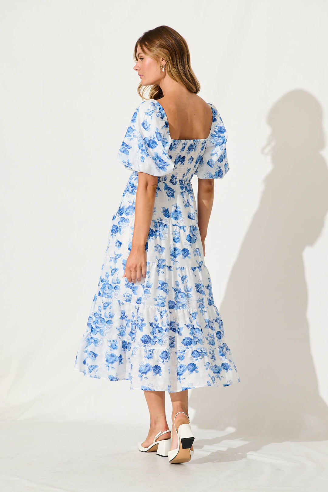 Trendige blaue blumige Midi-Kleid